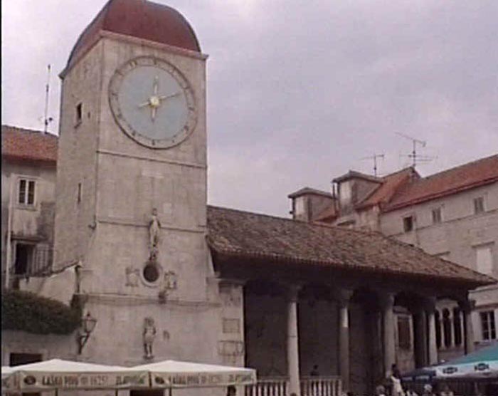 La torre dell’orologio(1447)e la Loggia Pubblica(1308)