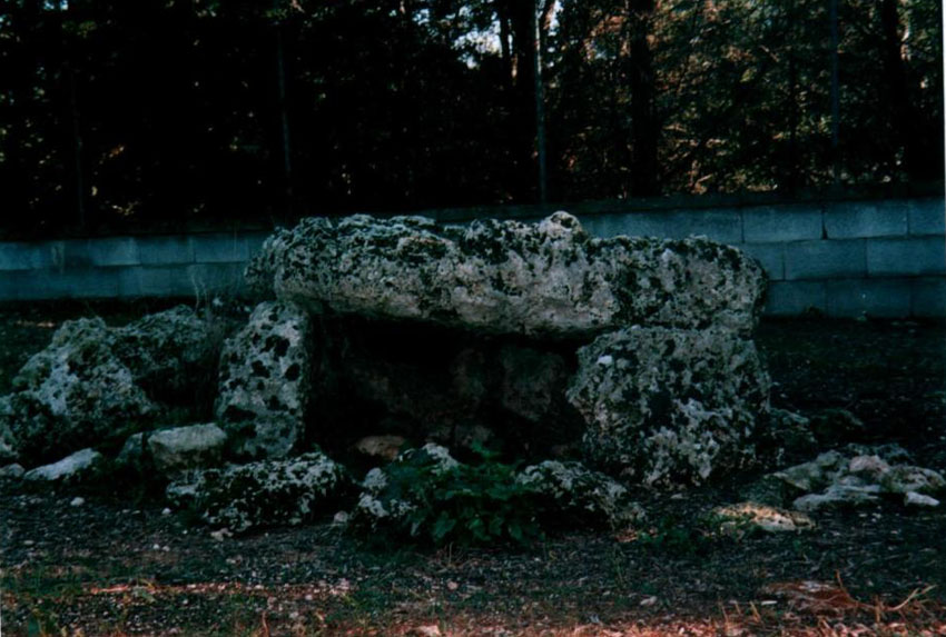 melendugno dolmen.